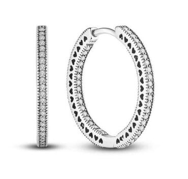 Minđuše: Pandora minđuše
Dobija se u kutijici
Cena:2000din — 9