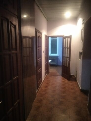 Uzunmüddətli kirayə mənzillər: Stalinka daş bina azadlıq metrosuna piyada 8 10dəq məsafədə qazı suyu — 2