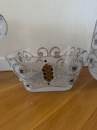 Digər dəstlər və servizlər: Swarovski qaşlı dest. Tek-tek de satılır. Çox baha alınıb. 150AZN