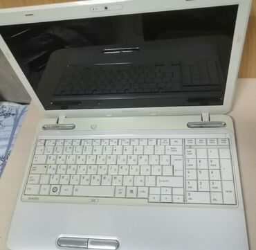 islenmis notebook satiram: Toshiba. Ehti̇yyat hi̇ssə ki̇mi̇ satilir. Ekran, klaviatura hamısı