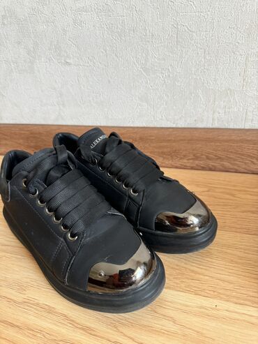 черная обувь: Почти как новые 4/5 раза надевала,цена окончательная