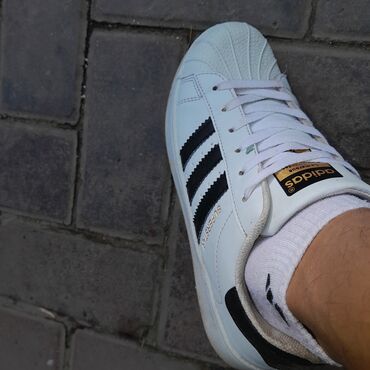 домашний тапочка: Классические белые кроссовки Adidas Superstar с черными полосками