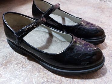школьная обувь: Школьные туфли 36 размер
Б/у 

Чёрные туфли