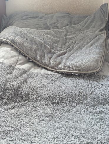 теплые вещи: Два одеяла. в каждом из них установлена ​​кровать размера