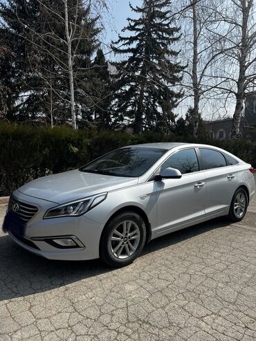 Hyundai: Автомобиль Hyundai Sonata серебристого цвета. Это седан с четырьмя