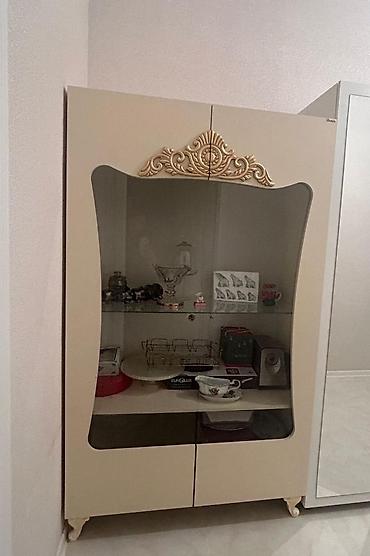 islenmis dolab: Klassik üslubda vitrin şkaf təcili satılır zədəli yeri yoxdur təzə — 1