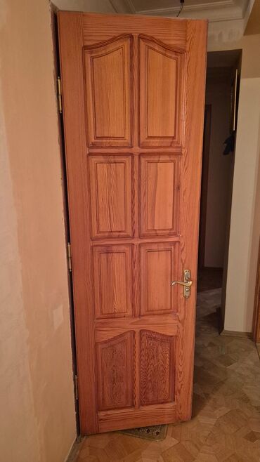 i̇şlənmiş qapı: Hamam qapisi olcusu 0.67×2.15 .wekildeki kimi deyil cox