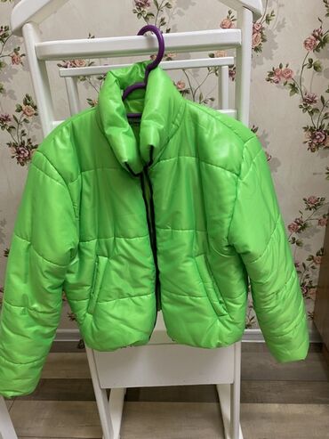 дождевик купить в баку: Neon-yaşıl rəngdə qısa şişmə gödəkcə. - Parlaq, diqqətçəkən