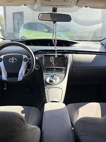 byd e2 2025: Toyota Prius: 2011 г., Гибрид, Хэтчбэк — 4