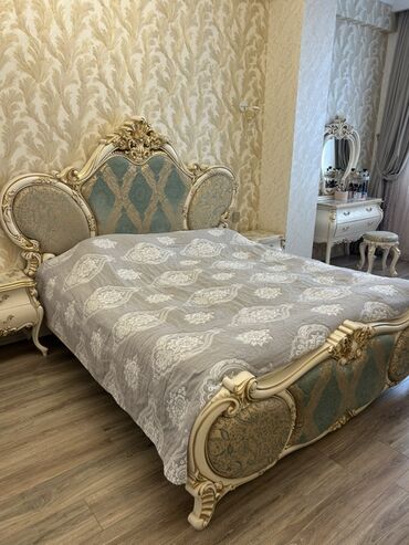 Мебель: Двуспальная кровать