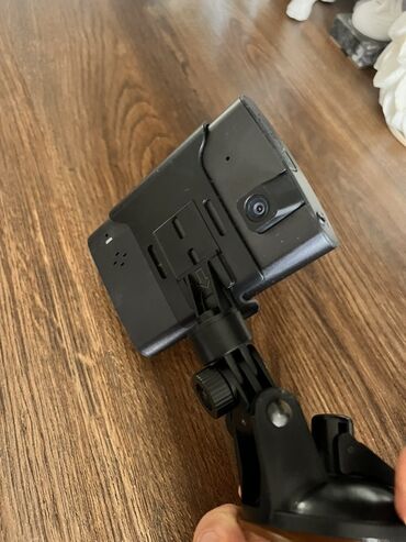 Videoreqistratorlar: Qara rəngli, ekranlı və vakuumlu tutacağı olan videoqeydiyyatçı. Bu