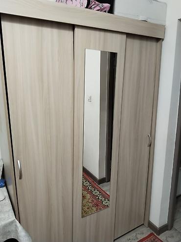 Купе шкафтар: Шкаф-купе с зеркалом, светлый дуб, б/у, требуется небольшой ремонт — 1