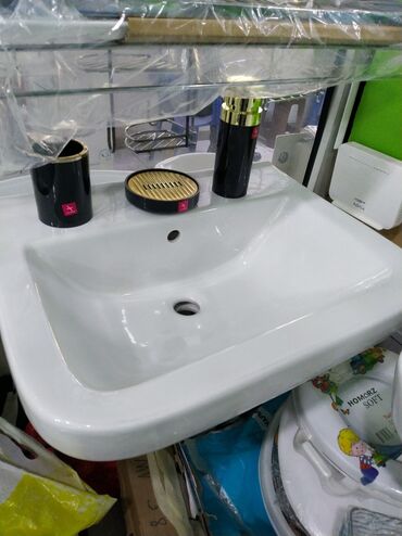 тюльпан: Ağ rəngli keramika lavabo. Düzbucaqlı forması və geniş kənarları var