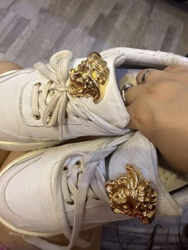 Toy paltarları və aksesuarları: Ağ rəngli dəri idman ayaqqabısı 175 alınıb - Üzərində diqqətçəkən