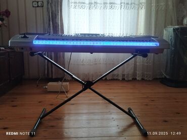 Digər auditexnika: KORG PA80 satılır üstündə ayaq çxol verilir