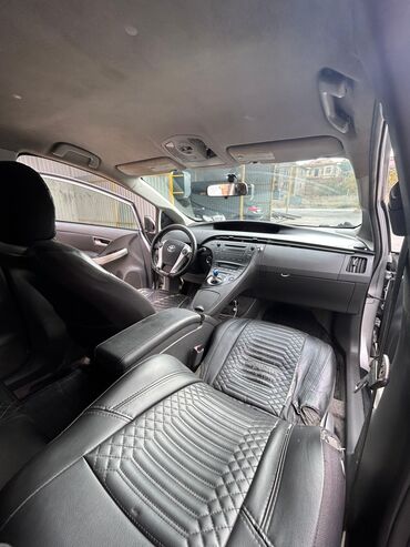 Toyota: Toyota Prius Hybrid – gümüş rəng, sedan/hatchback kuzov. Texniki və — 9