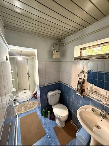 Продажа коттеджей и домов: 🏡 Продаётся просторный дом 📍 Район Ош базар Срочная продажа! • 🛏 — 7