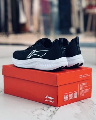 Кроссовки и спортивная обувь: Кроссовки Li-Ning, черные с белой подошвой и контрастным логотипом. -