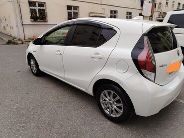 Toyota: Toyota Aqua hibrid hetçbek - Gövdə: 5 qapılı hetçbek, ağ rəng - Güc — 2