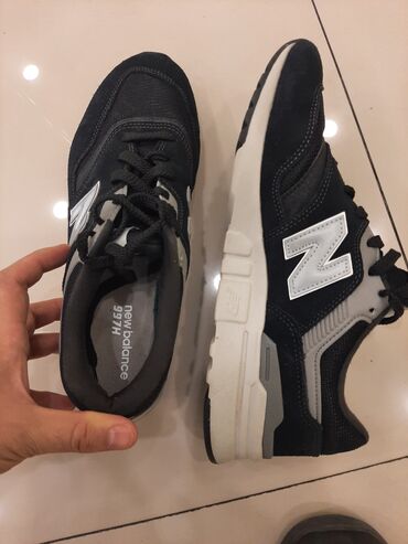Toy paltarları və aksesuarları: New balance. Ölçü 42 yazıb ama 40 ölçüyə uyğundu