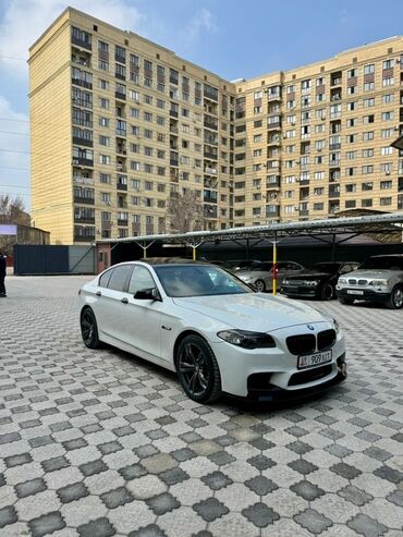 е34 продажа: Белый седан BMW 5 серии с черными глянцевыми элементами кузова