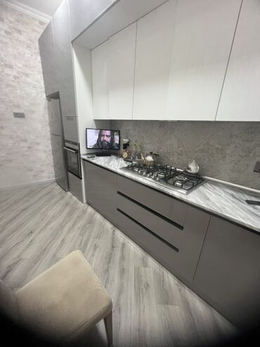 Uzunmüddətli kirayə mənzillər: 4 otag - Zal: Geniş və işıqlı otaq, kristal lüstrlü asma tavan — 10