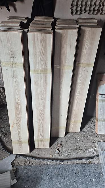 Açıq palıd rəngində laminat döşəmə taxtaları - Material: laminat -