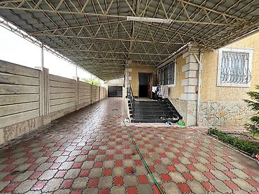 Продажа коттеджей и домов: Продаётся дом 	•	Площадь: ~220 м² 	•	Участок: 5 соток 	•	2 этажа — 2