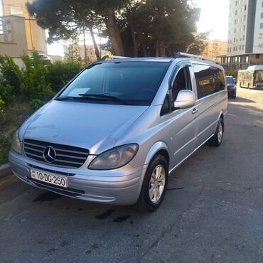 mercedes vario: Gümüşü rəngli, çox oturacaqlı Mercedes-Benz mikroavtobusu. Səliqəli