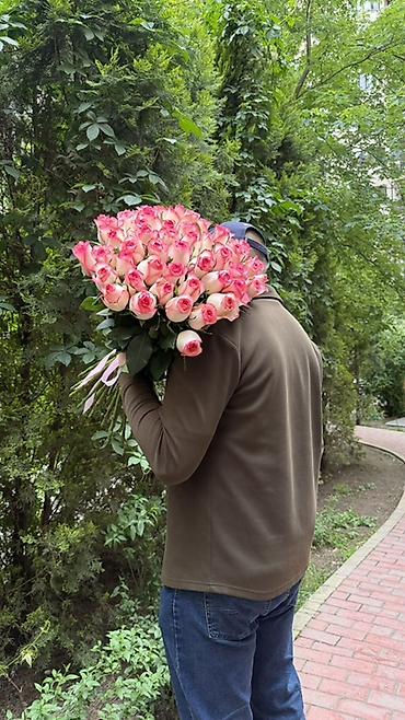 Букеты из живых цветов: Букеты из роз — крупные, пышные композиции премиум-класса. - Красные — 15