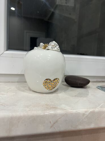 камни декор: Керамическое яблоко с искусственными камнями, белого цвета, в