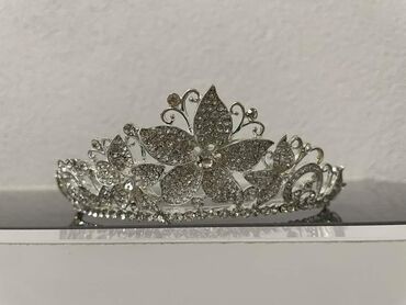 Aksesoari za kosu: Krune 
Cena 1400din — 8