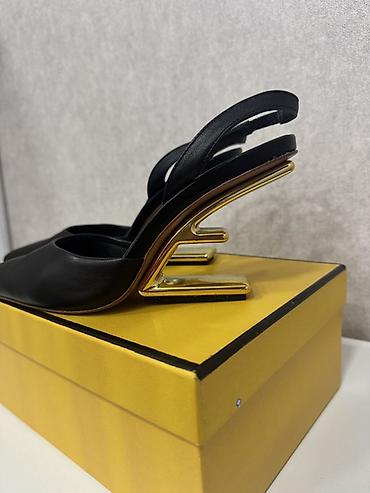 fendi canta: Temiz deri. 37 razmer 1 defe geyilib 350 azn alinib — 3