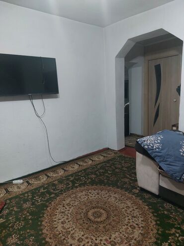 Продажа домов: Продаю дом с мебелью, двор на 2 машины, участок 8 соток. Внутри дома — 12