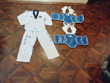 Беговые дорожки: Taekvondo məşqləri və yarışları üçün nəzərdə tutulmuş ağ rəngli forma