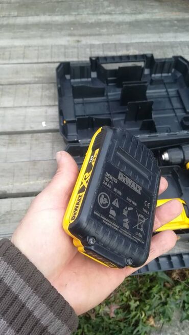 Električne bušilice: Dewalt akumulatorska bušilica sa pratećom opremom. Set uključuje — 4