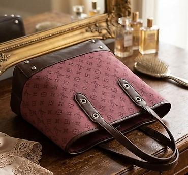 torbica u obliku srca: Elegantna damska torba – bordo platno sa monogram uzorkom i detaljima — 1