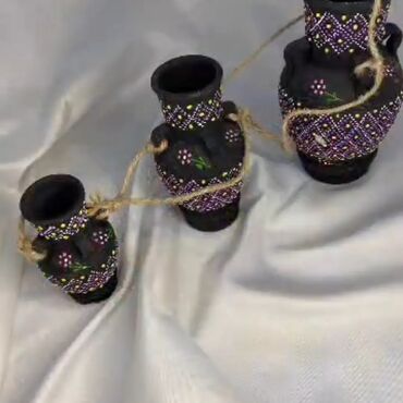 Digər ev dekoru: Zərif naxışlı və parlaq rəngli mina qapaqlı qab. Bu qab mürəkkəb — 9