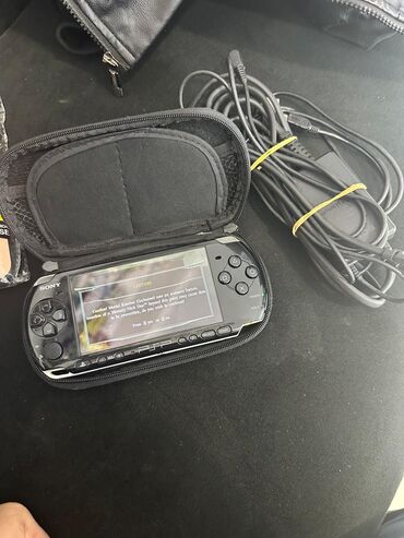 NES Classic: Psp 3000 black modeli.İlinə görə yaxşı vəziyyətdədir.içərisində