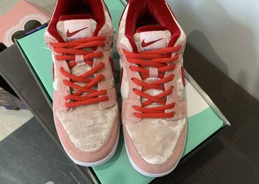 кроссовки для тенниса: Nike SB Dunk Low Strangelove "Valentine’s day"