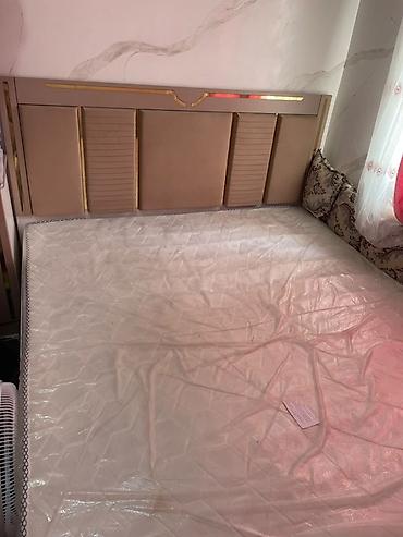 Двуспальная кровать с мягким высоким изголовьем + прикроватные тумбы