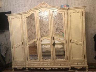 Mebel: Ruminya istehsaki Kleopatro yataq desti .Dest 5500₼ satilir .İdeal