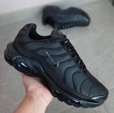 carape za celo telo: ⭐ Nike TN ⭐ -Nepromocive,udobne. -Dostupni brojevi Crno crvene 45,46