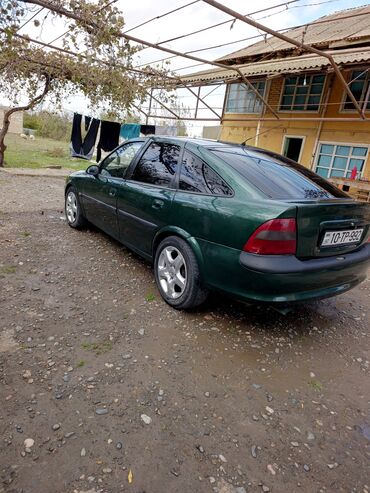 Opel: Opel Vectra B sedan/hatchback (yaşıl rəng) Xüsusiyyətlər: - Kuzov: 5 — 2