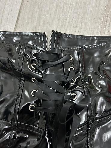 pull: Crna sjajna suknja od lažne kože (PVC efekat) sa vezivanjem napred. - — 2
