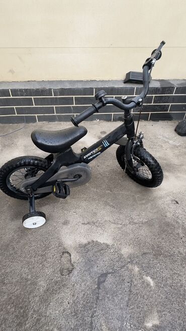 шины для велосипедов: Детский б/у велосипед с дополнительными боковыми колесами в хорошем