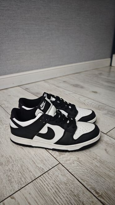 мужские зимние кроссовки: Кроссовки Nike Dunk Low, выполненные в классическом черно-белом или
