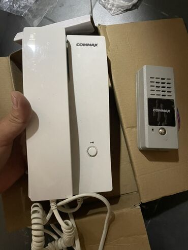 видеонаблюдени: Домофонная система COMMAX, состоящая из белого внутреннего блока с