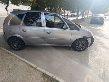 Opel: Opel Meriva, gümüşü rəngli, 5 qapılı kompakt minivan. Xüsusiyyətlər — 4