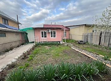 Продажа полдома: 🏡 **ПРОДАЁТСЯ ПОЛДОМА** 📍 Район: Пишпек 🏠 Комнаты: 4 📐 Площадь дома — 12